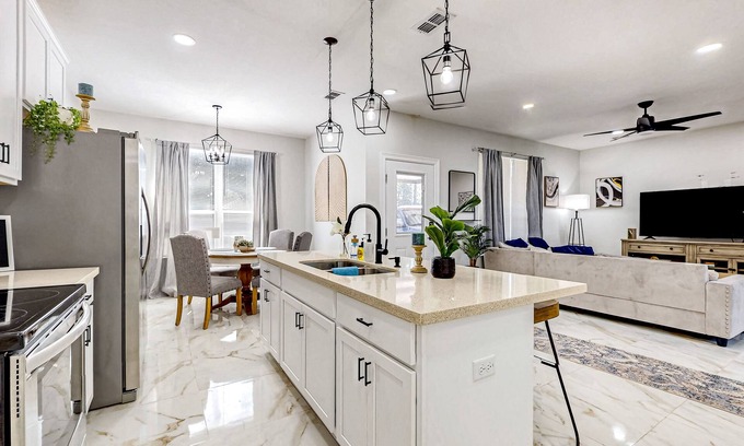 Pharr House | New two-story dog-friendly home with sunny patio, streaming, washer/dryer, & AC