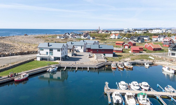 Vestbygd House | New vacation home by the sea with glass front, fireplace & boat. Pet friendly