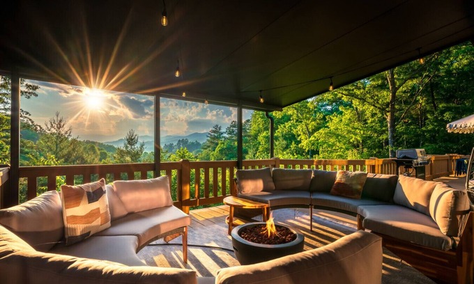 Bryson City House | NEW! VIEWS|2 GAMEROOMS|HOT TUB|SAUNA
