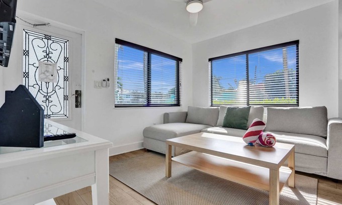 North Beach Apartment | New Waves on Walnut 1