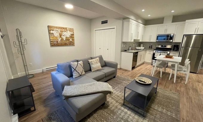 Surrey Apartment | New White Rock Suite Close to Pier and Border