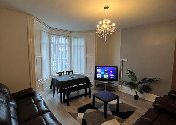 Newcastle-upon-Tyne Apartment | Newcastle, fully equipped kitchen 4 bedrooms, 3 king & 2 single beds, 5 minutes to city centre