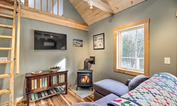Morrisville House | Newly Built Cabin with Hot Tub - 16 Mi to Stowe Mtn!