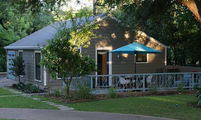 Allandale House | Newly built, International Modern Guest Home w/laundry & gym in Central Austin