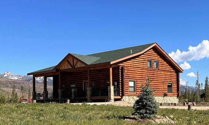 Grand Lake Cabin | Newly built Log Cabin by Private Lake with use of boats & bikes; 5-BD, by RMNP