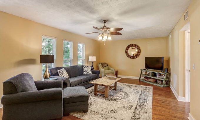 Fernandina Beach Condo | Newly furnished townhouse 2 blocks from the Ocean. Close to main beach, shopping and restaurants.