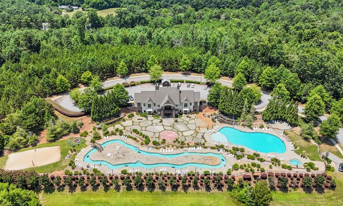 Seneca Condo | NEWLY FURNISHED 4BR/4BA condo 8 mins from Memorial Stadium 15 mins from Clemson!