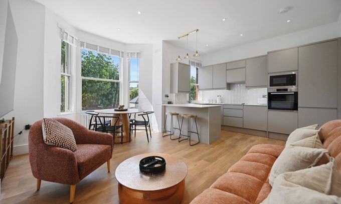 Harlesden House | Newly Refurbed 2 Bed Apartment 15 Minutes From West End