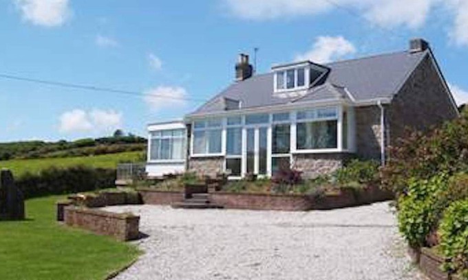 Towednack House | *NEWLY REFURBISHED* Large & spacious sunny house with huge private gardens