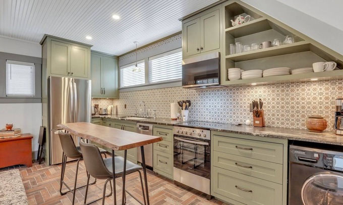 Midtown Cottage | Newly refurbished two story carriage house in vibrant Thomas Square District