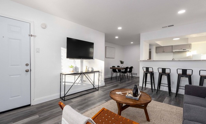 Irving Apartment | Newly Remodeled 1BR Irving Gem!