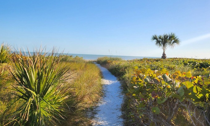 Sanibel Condo | Newly remodeled after hurrican Ian. Come relax and unwind!