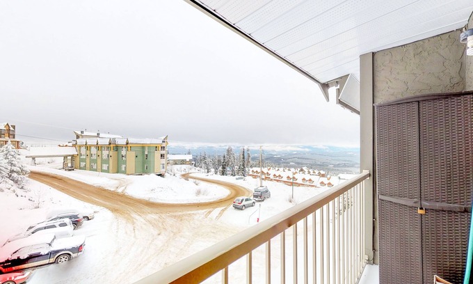 Big White Ski Resort Condo | Newly renovated condo slope-side on Perfection ski run w/shared pool & hot tub