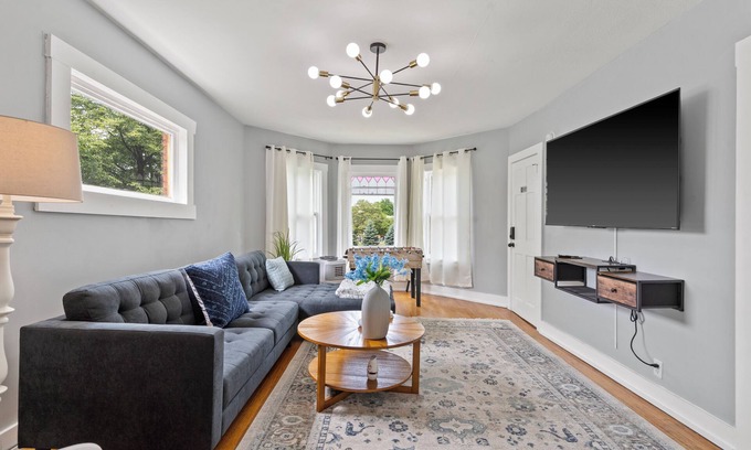 Westside Apartment | Newly Renovated 2BR Apt Near SU, Zoo, Destiny USA & Downtown