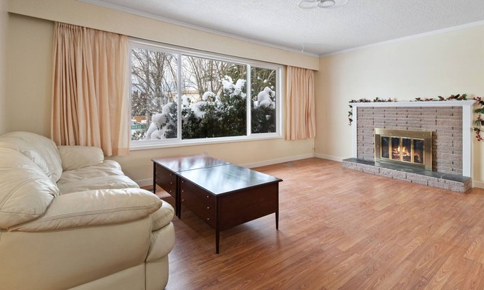Richmond House | Newly renovated 3 bed 3 bath upper level suite Richmond Center