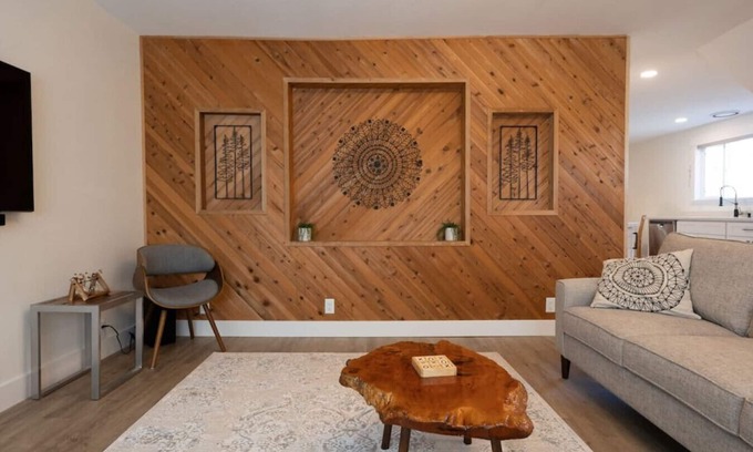 Grant Apartment | Newly Renovated! - Classy Downstairs Flat