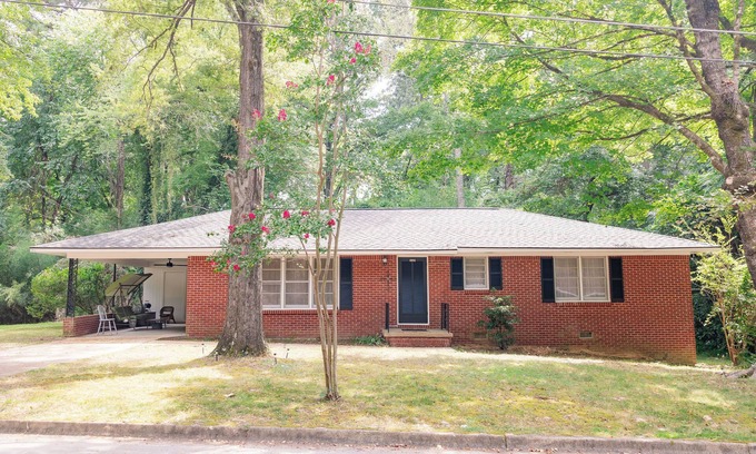 Oxford House | Newly renovated, comfy & artsy! 1mi to Square, 2mi to Campus in old Oxford