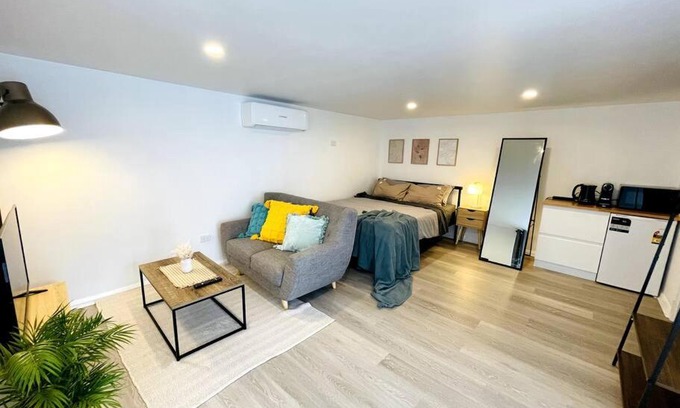 Mornington Apartment | Newly Renovated Contemporary Private Studio near Hobart CBD and Airport
