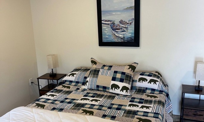 Oscoda Cabin | NEWLY RENOVATED! Cozy cabin in peaceful Oscoda with WiFi, AC