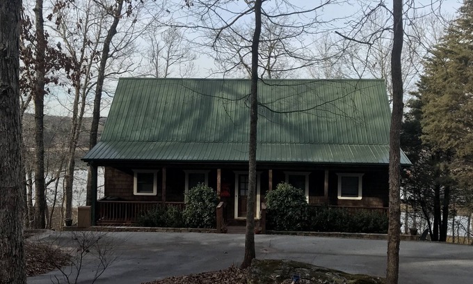 Westminster House | NEWLY RENOVATED DECK! Private lakefront home minutes from Clemson; private dock