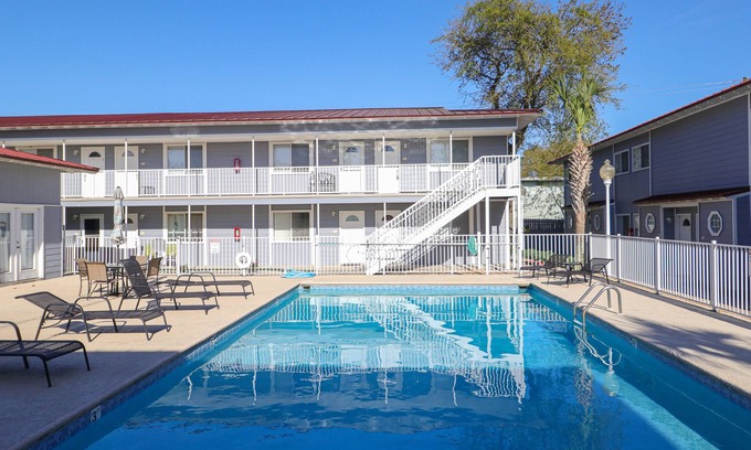Biloxi Condo | Newly Renovated Gated Complex & Pretty Condo-Great for TDY or Beach Visitors!