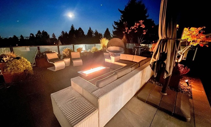 Delta House | Newly Renovated Home w/In-Door Pool, Sauna, Outdoor Jacuzzi, Gym & more!