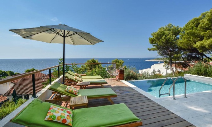 Krizni rat House | Newly renovated house in the town of Hvar with new pool, sea view and only 100m far from the sea.