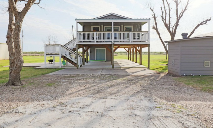 Brazoria House | Newly renovated house 10 mins. from the Intracoastal on the San Bernard River!