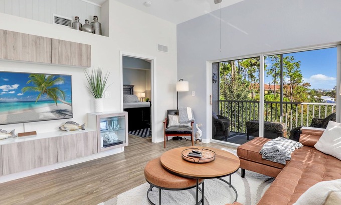 East Naples Condo | Newly Renovated Luxury Top Floor Condo! Walk to PickleBall! Gated/Pool/Gym