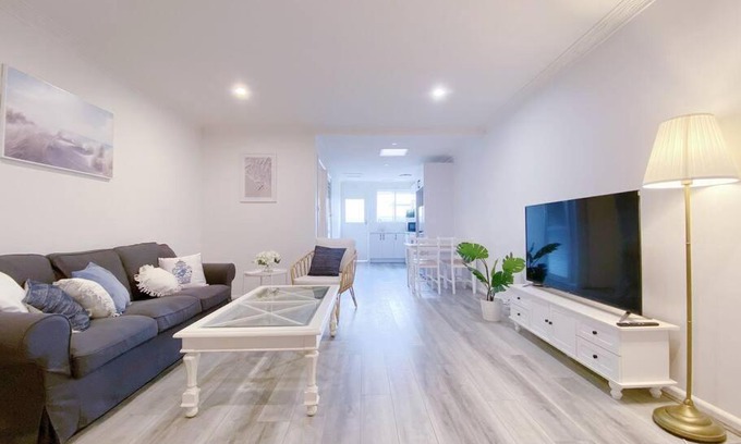 Mornington House | Newly renovated! Minutes away from Mother's Beach and Main Street!