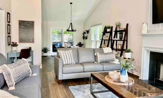 Durham House | Newly Renovated Modern Farmhouse, 10mins Duke and 15mins UNC & RTP