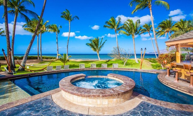 Halama Street House | NEWLY RENOVATED, PRIVATE BEACHFRONT HIDEAWAY ^MOANA^ SLEEPS 8!
