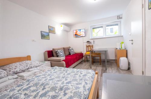 Ljubljana Apartment | Newly renovated Studio with Air Conditioner & FREE Parking
