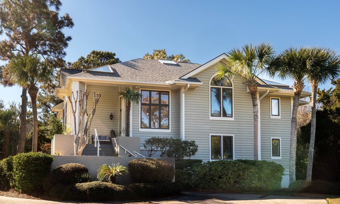 Seabrook Island House | Newly Renovated! Open Floor Plan! Walk to Beach, Amenity Cards! Sleeps 10!