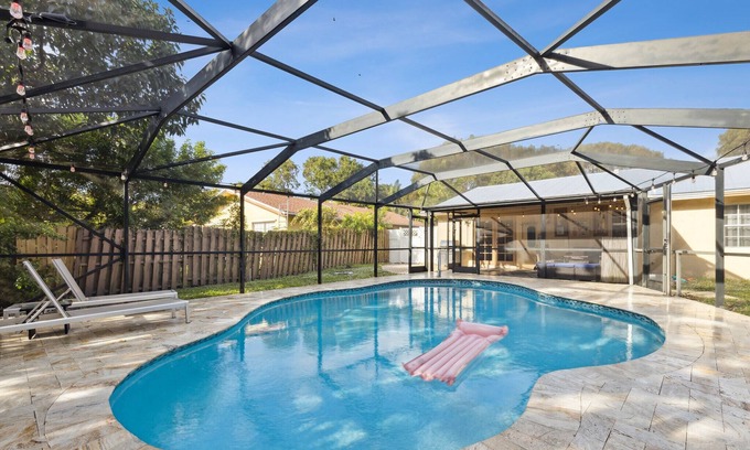 Echo Lake House | Newly UPDATED! 3 BDRM Sleeps 10! Heated Pool, 10min to DT WPB, 15min to Beaches