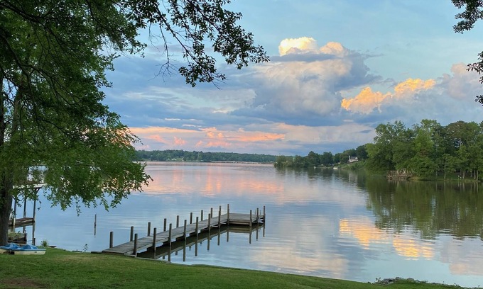 Greenwood House | Newly Updated Lake Front Family-friendly Getaway on Lake Greenwood