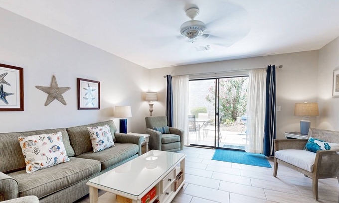 Hilton Head Island Condo | Newly Updated Surf Court Villas Condo w/Big Pool - 1 Block to Beach