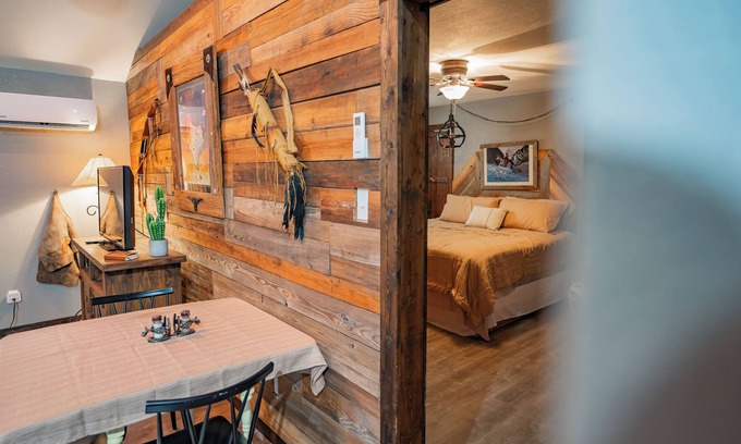 Granbury Cabin | Newly Updated Western Cabin Near Downtown Granbury