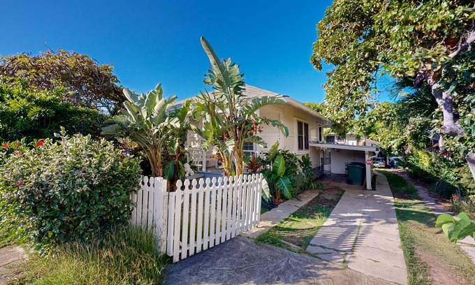 Diamond Head - Kapahulu - St. Louis Cottage | Newly-upgraded home with Diamond Head views - walk to Waikiki Beach