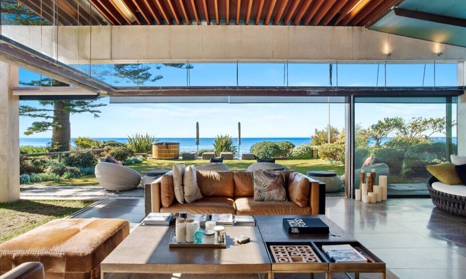 Newport House | Newport Elegance/Absolute Beachfront