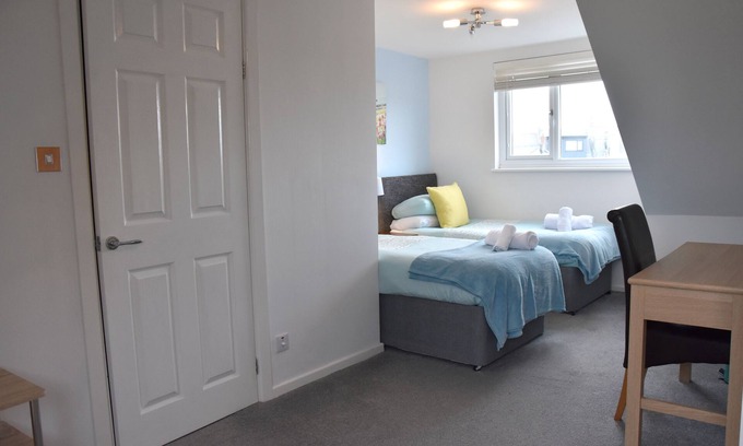 Newquay City Centre House | Newquay Escape: 5 ensuite bedrooms & Parking - Simply Check In