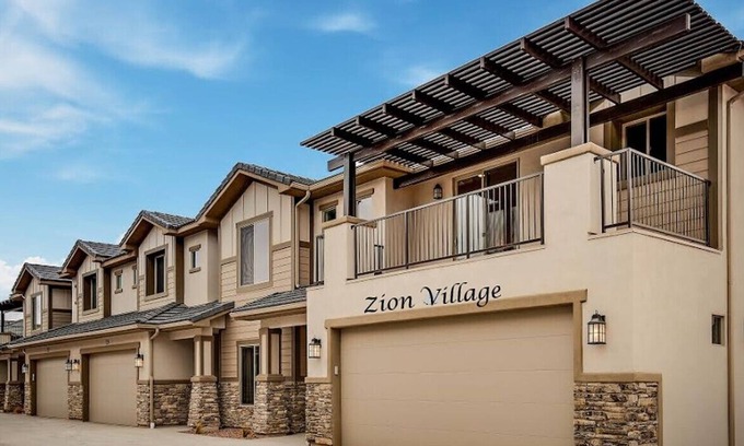 Hurricane House | NEW🌟Spacious, Zion Village 7BD/6BA, Sleeps 32, Pool, Lazy River, View