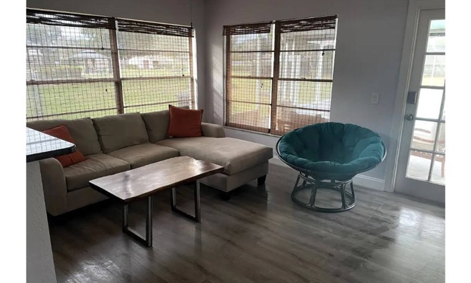Wesley Chapel South House | NewTampa-W. Chapel 3 room 1.5 bath with a pool on 1 acre. SMOKE & PET FREE!