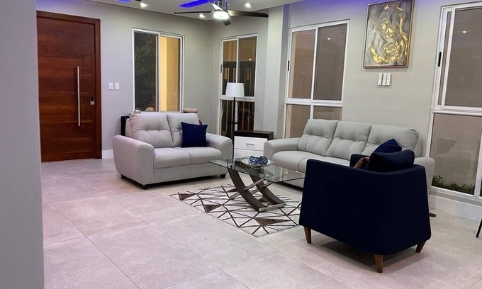 Santa Ana House | Next Level Stay < Free daily cleaning <Wifi , Hot water <AC