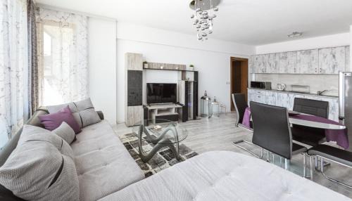 Shiligarnika Apartment | NEXT TO GONDOLA. Cosy & Elegant 2 Bedroom apartment in Neon Complex