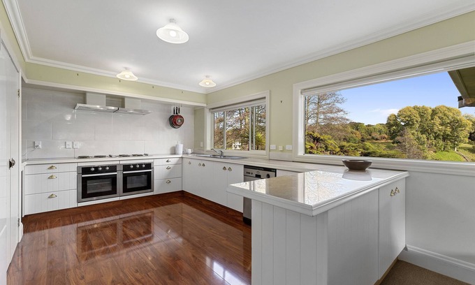 Tamahere House | next to the Hamilton Airport in beautiful country setting
