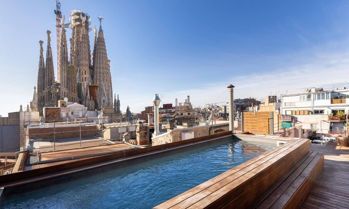 La Sagrada Familia Apartment | Next to the Sagrada Família with terrace and shared swimming pool and privileged views.