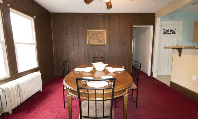 Downtown Niagara Falls Apartment | ♥Niagara Falls State Park 6 minutes away!♥☆Spacious 2 br ENTIRE Apartment!☆