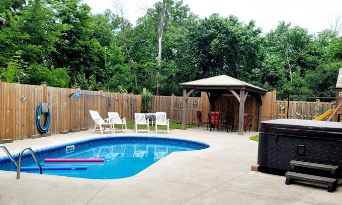 Chippawa Bed & Breakfast | Niagara Falls Villa with Private pool, hottub, water view and Breakfast