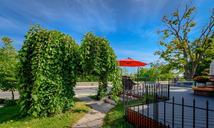 Niagara Falls House | Niagara River&Glenview Home-15MinsWalkToFalls(CAN)